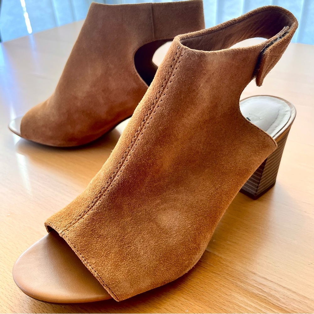 Clarks Deva Bell Heeled Sandals with Straps / Shootie - Tan Suede, Size 8.5M